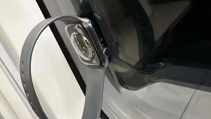 智能手表貼在高鐵車窗為何取不下來